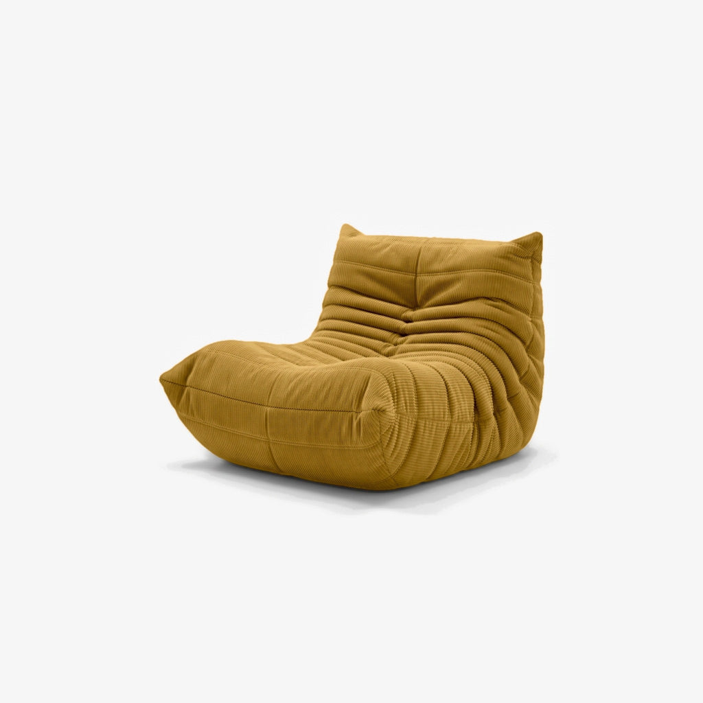 Fauteuil BALTAZAR velours côtelé Curry, vue de trois-quarts avant