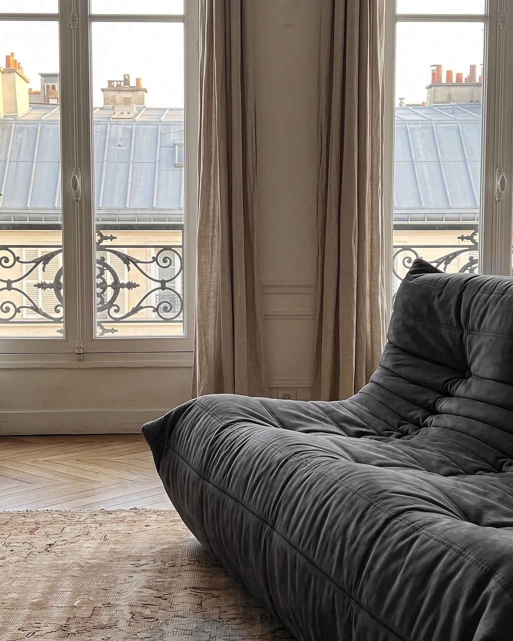 DIANA effet daim anthracite, détail près de la fenêtre