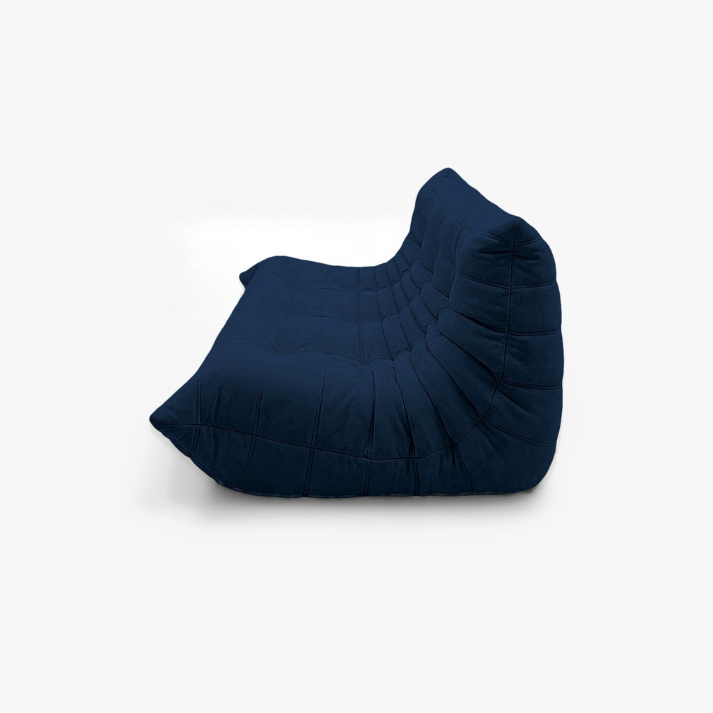Canapé MARA effet daim Bleu nuit, vue plongeante de trois-quarts